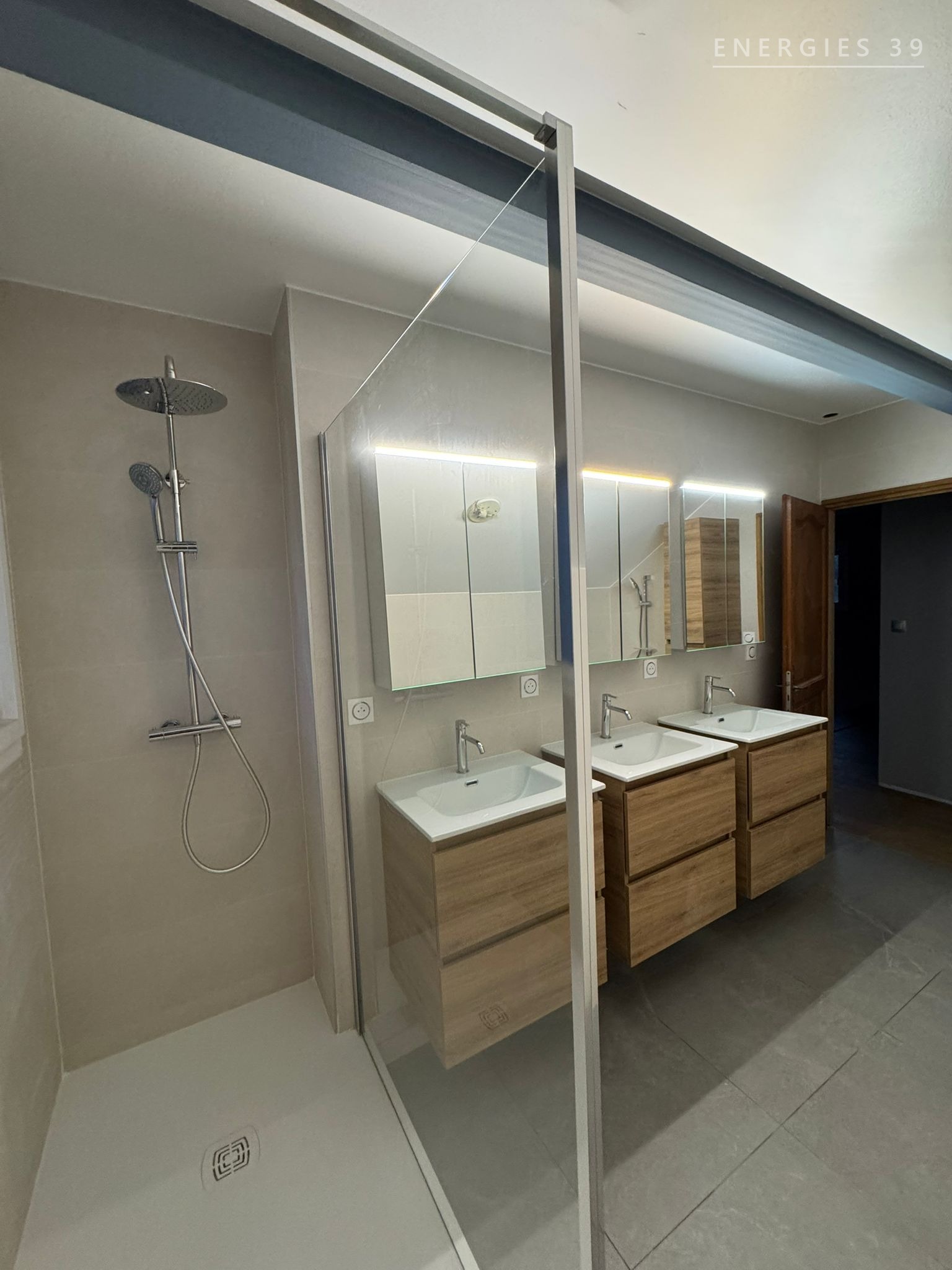 Salle de bain contemporaine avec double vasque en bois et grande douche italienne