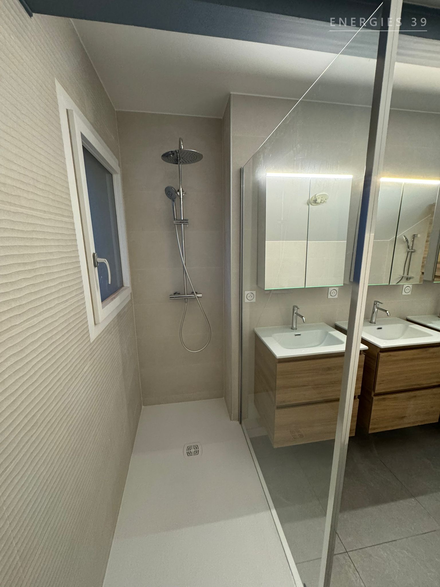 Petite salle de bain optimisée avec douche italienne et vasque en bois